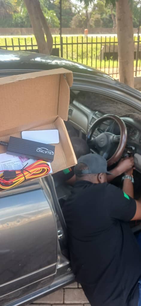 GPS car tracker installation